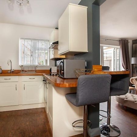 Three Bedroom House, Driveway, Bracknell Centre מראה חיצוני תמונה