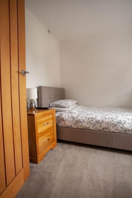 Three Bedroom House, Driveway, Bracknell Centre מראה חיצוני תמונה