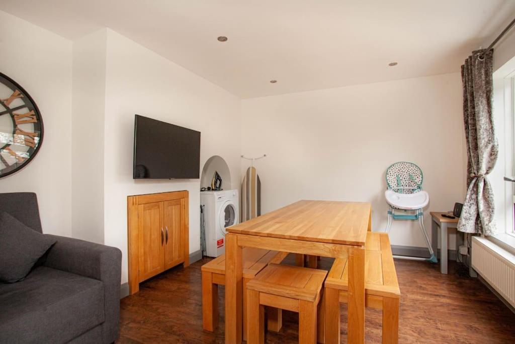 Three Bedroom House, Driveway, Bracknell Centre מראה חיצוני תמונה