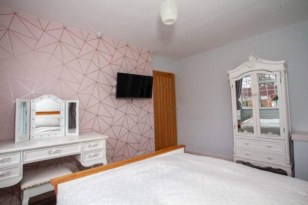 Three Bedroom House, Driveway, Bracknell Centre מראה חיצוני תמונה