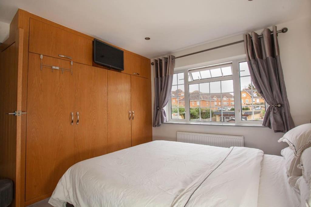 Three Bedroom House, Driveway, Bracknell Centre מראה חיצוני תמונה