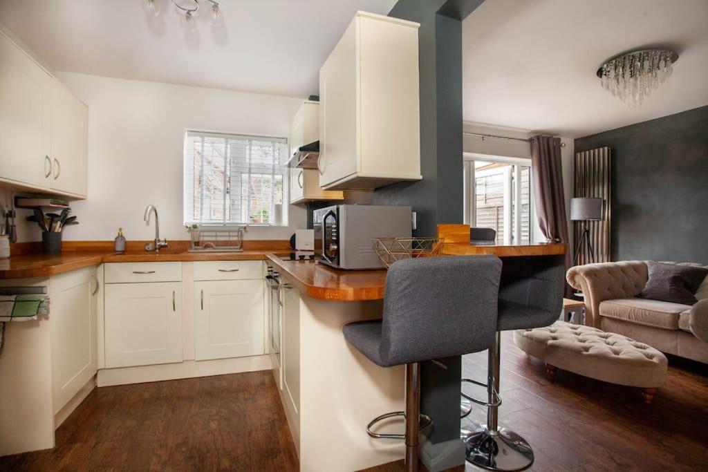 Three Bedroom House, Driveway, Bracknell Centre מראה חיצוני תמונה
