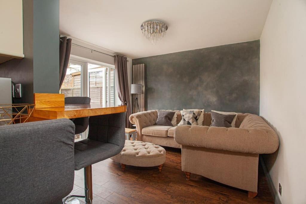 Three Bedroom House, Driveway, Bracknell Centre מראה חיצוני תמונה