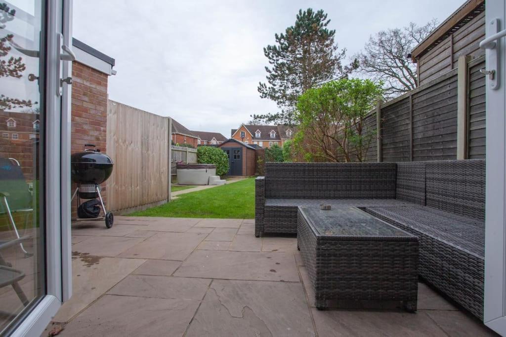 Three Bedroom House, Driveway, Bracknell Centre מראה חיצוני תמונה